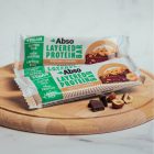 Abso Layered Protein Bar Kínáló (16db x 50 g) - Mogyorókrémes-karamellás ízű vegán fehérjeszelet
